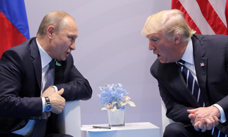 Tổng thống Mỹ Donald Trump (phải) và Tổng thoongsNga Vladimir Putin.